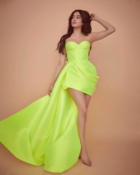 Janhvikapoor Beautiful Wallpaper HD DpDp