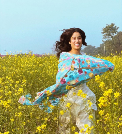 Janhvikapoor Beautiful Wallpaper HD Photos