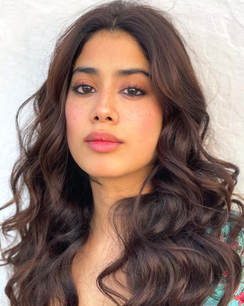 Janhvikapoor Beautiful Wallpaper HD Pics