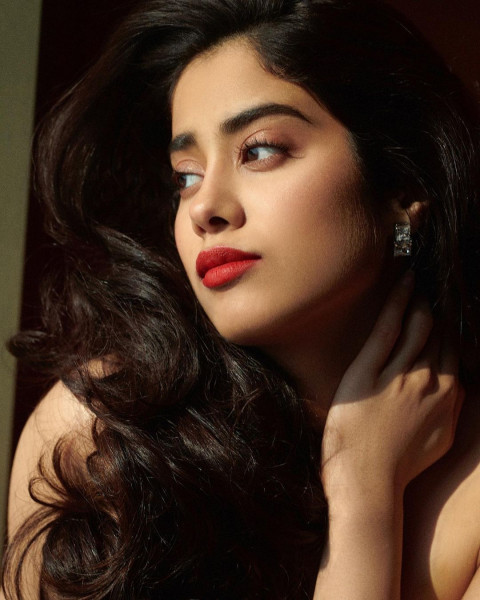 Janhvikapoor Beautiful Wallpaper HD Status