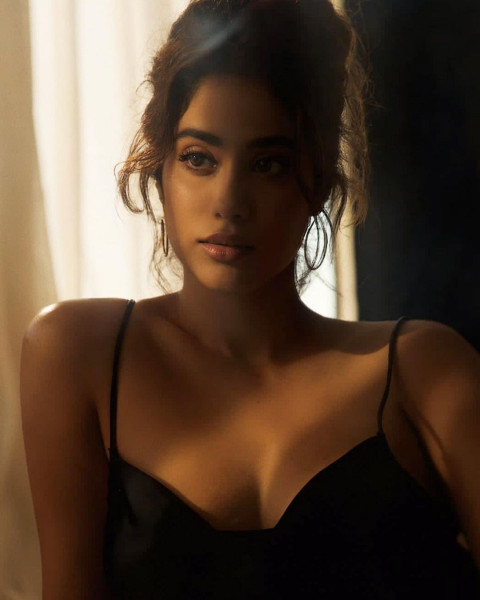 Janhvikapoor Cute Actress Wallpapers HD Img