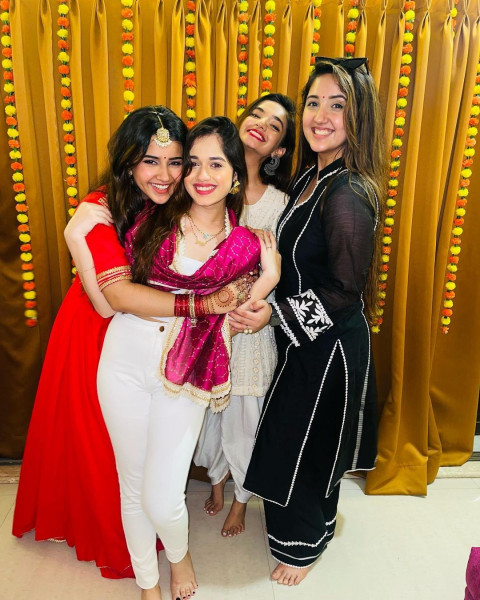 Jannat Zubair Family HD Photos Images Pictures Mobile