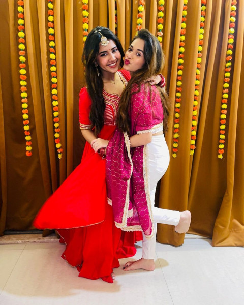 Jannat Zubair Family HD Photos Images Pictures Pics