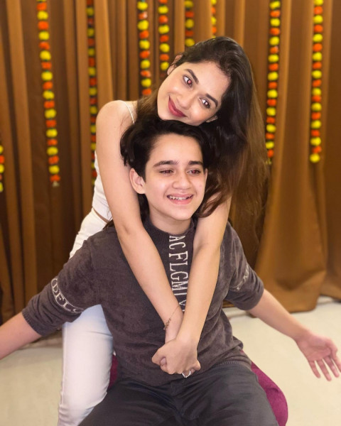 Jannat Zubair Wit Brother HD Photos Mobile Wallpaper