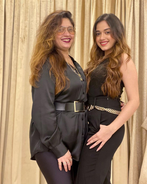 Jannat Zubair With Mom HD Photos Images Pictures