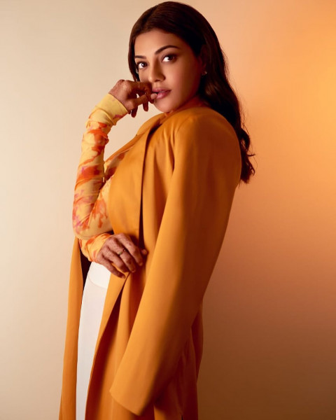 Kajal Agarwal Beautiful HD Photoshoot Mobile Wallpapers