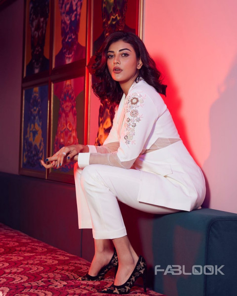 Kajal Agarwal Beautiful HD Photoshoot Stills Mobile Wallpapers