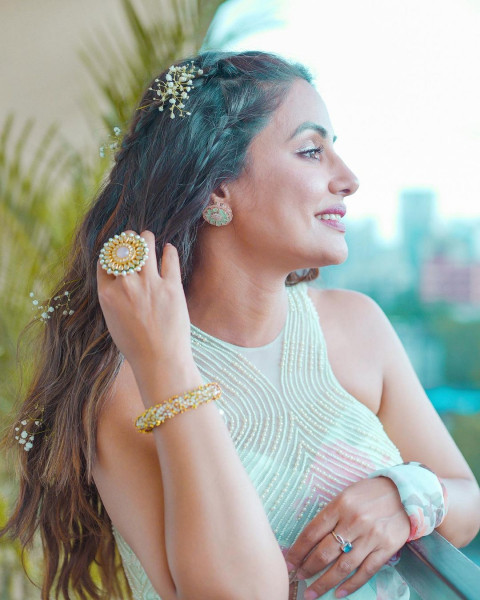 Killer Look Hina Khan DP For Mobile Wallpapers