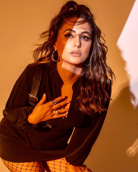 Killer Look Hina Khan Pics For Mobile Wallpaper