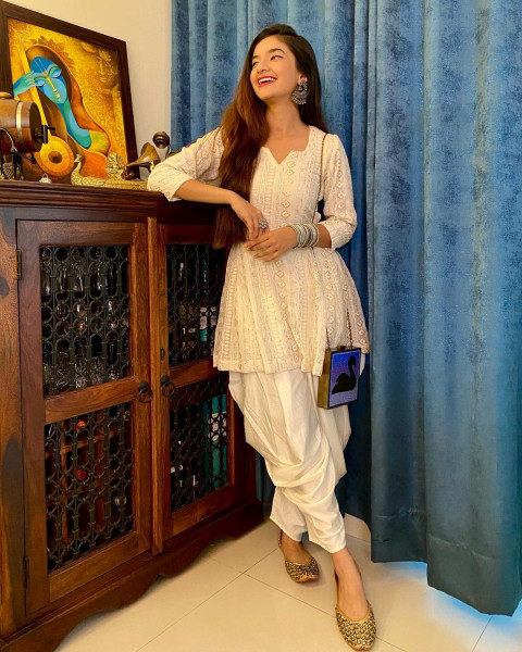 Model Anushka Sen Wallpaper Full HD Tv Star