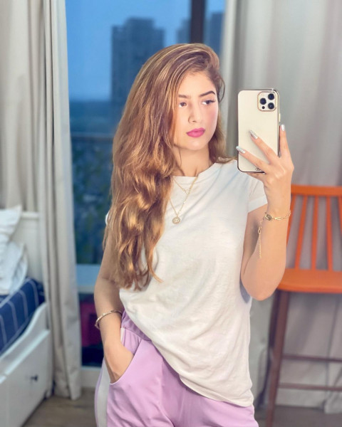 Model Arishfa Khan Selfi Pic   Wallpaper Free
