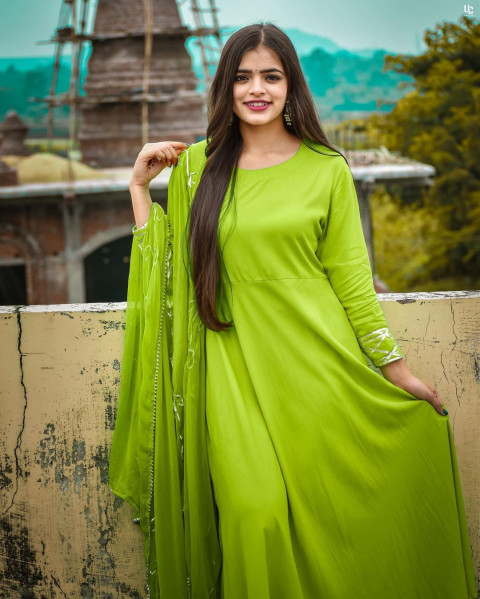 Model Dipika Rana HD Photos in Green Saree