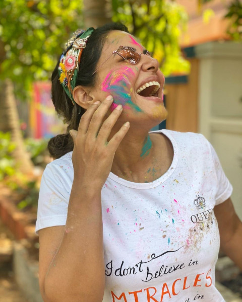 Model Hina Khan Cute Wallpaper Images Photos