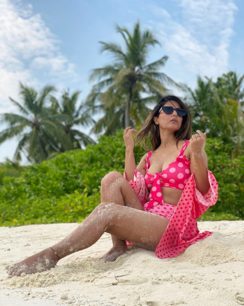 Model Hina Khan Cute Wallpaper Images Photos DP