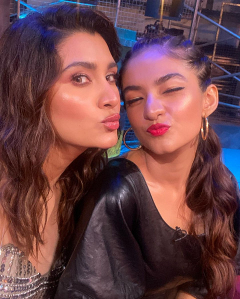 Modeling Anushka Sen Wallpaper HD In Black Dress