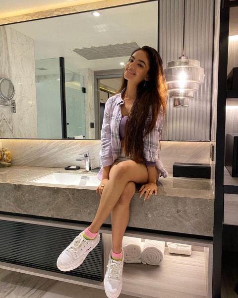 Modeling Anushka Sen Wallpaper In Black Dress