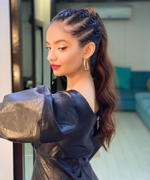 Modeling Anushka Sen Wallpaper In New Black Dress