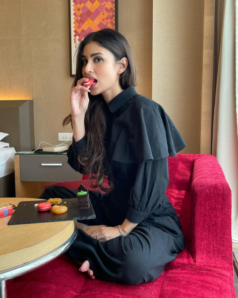 Mouni Roy Actress Full HD Wallpapers For Mobile Dp