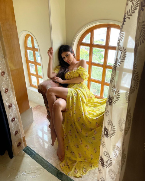 Mouni Roy Full Body HD Wallpapers Images Pics