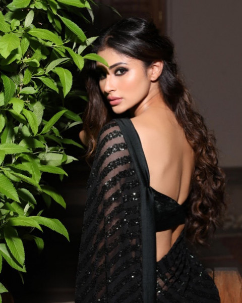 Mouni Roy Full Body HD Wallpapers Images Pics
