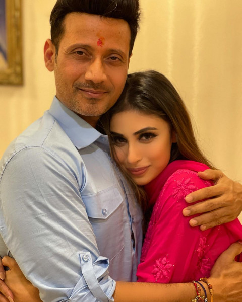 Mouni Roy HD Wallpapers Images WhatsApp DP Pic