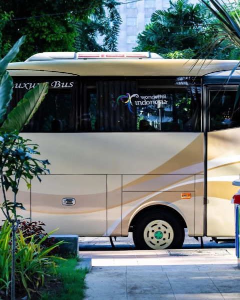 Online Editor White Van Background CB Free Download HD