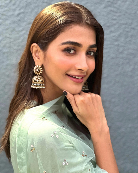 Pooja Hegde Latest Wallpapers Full HD Images Download