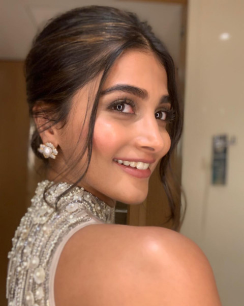 Pooja Hegde Photo Download HD Status Pictures Mobile Dp