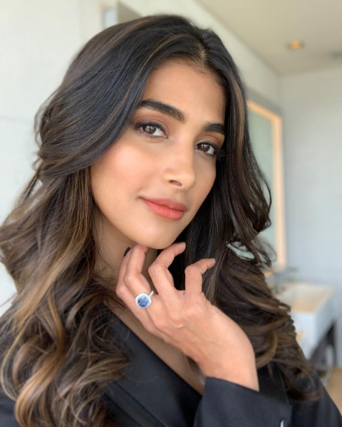 Pooja Hegde Photo Download HD Status Pictures Mobile Dp