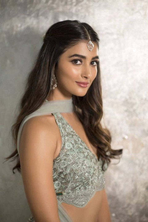 Pooja Hegde Pictures HD WhatsApp Status Dp Wallpaper