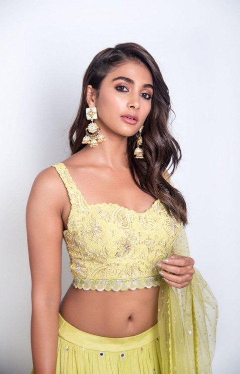 Pooja Hegde Wallpapers For Mobile Pictures HD