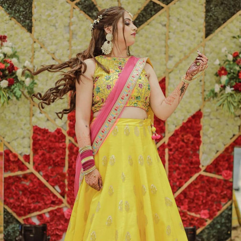 Pre Wedding Photoshoot Dresse For Haldi Pictures