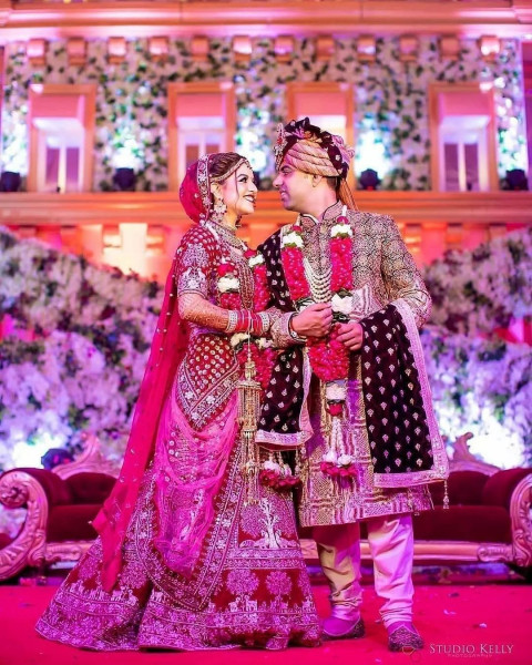 Pre Wedding Photoshoot STylish Dresses Pose Ideas