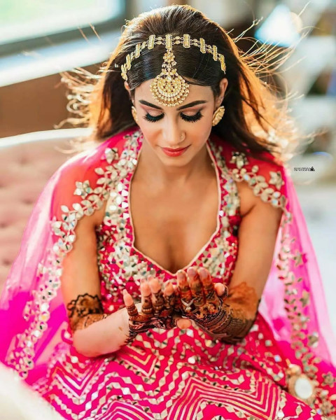 Pre Wedding Photoshoot STylish Dresses Pose Ideas