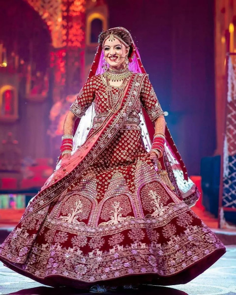 Pre Wedding Photoshoot STylish Dresses Pose Ideas