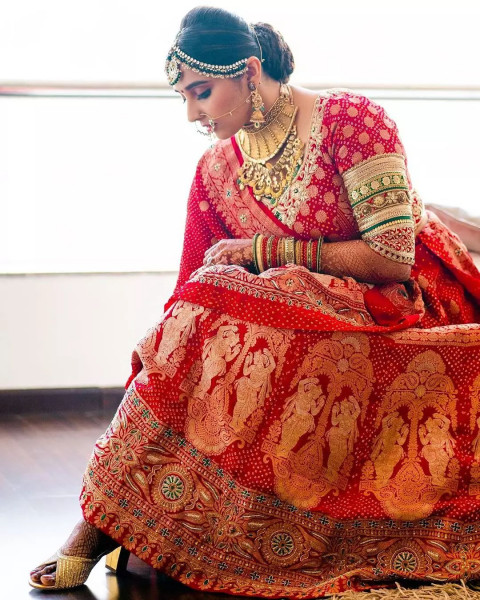 Pre Wedding Photoshoot STylish Dresses Pose Ideas