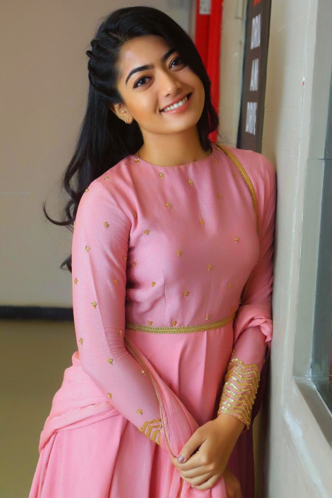 Rashmika Mandanna Smile Photos mobile Wallappers HD