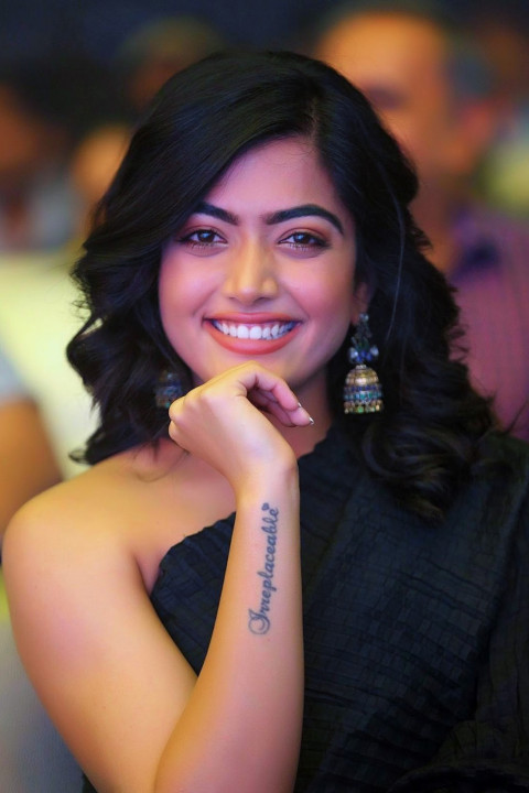 Rashmika Mandanna Smile Photos mobile Wallappers Pics