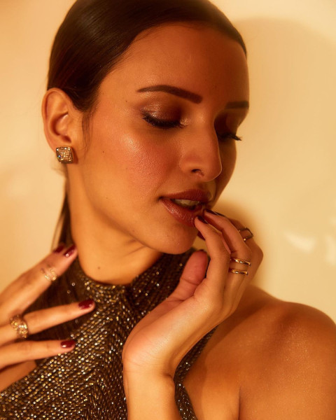 Romatic Actress Tripti Dimri Images HD Mobile Wallpapers Free