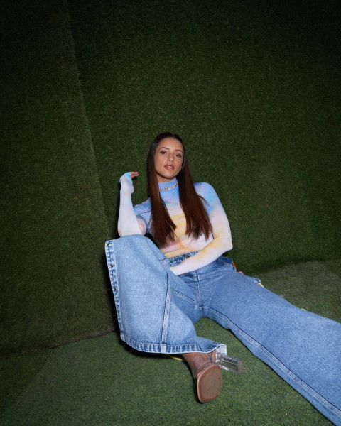 Romatic Actress Tripti Dimri Images HD Mobile Wallpapers Free