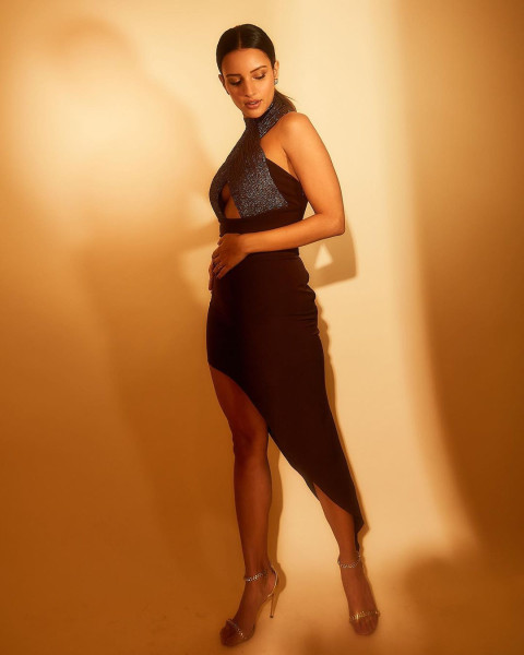 Romatic Actress Tripti Dimri Images HD Mobile Wallpapers Free