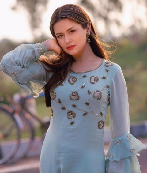 Sexy Avneet Kaur Wallpaper Dp images Free