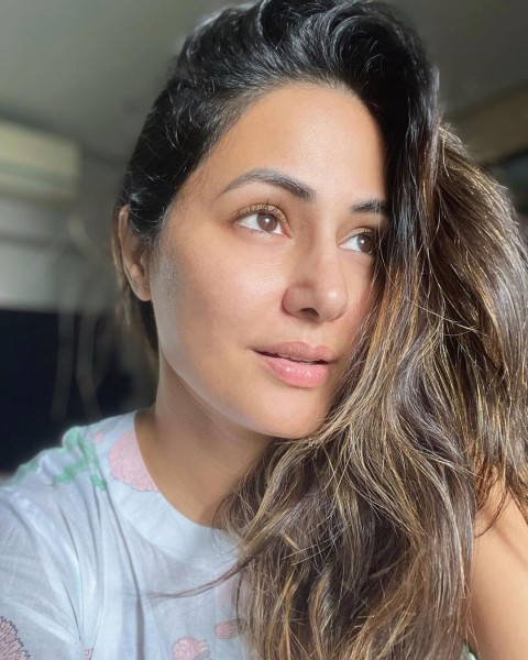 Sexy Hina Khan photos For Mobile Dp Wallpaper Images