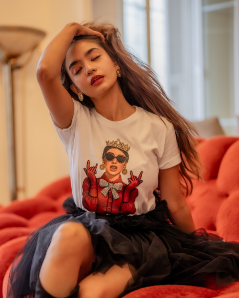 Sitting Anushka Sen Stylish Look With Hairstyle Photo