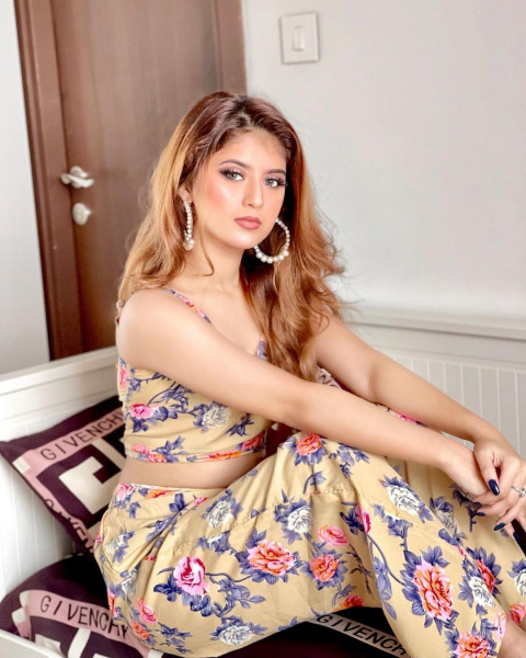 Sitting Arishfa Khan Hot Dp wallpaper