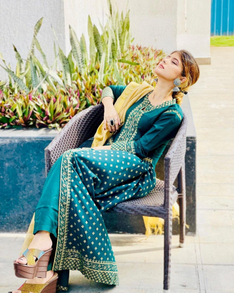 Sitting Arishfa Khan Hot Dp wallpaper Images