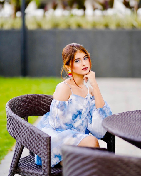 Sitting Arishfa Khan Pictures in Home   Wallpaper