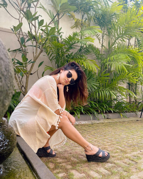 Sitting Aveent Kaur Sexy Wallpaper Images  For Mobile Dp