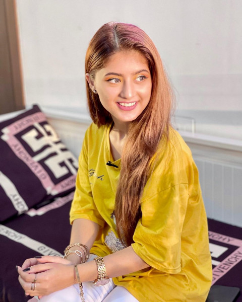 Sitting Cute Arishfa Khan Pictures Model