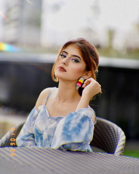 Sitting Hot Arishfa Khan Images Free   Profile Pics